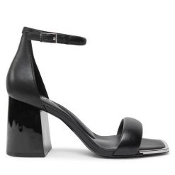 Sandały DKNY. Czarne sandały damskie DKNY, bez wzorów, bez obcasa, na słupku, bez zapięcia. Za 449.99 zł.
