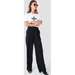 NA-KD Trend Szerokie spodnie - Black. Spodnie materiałowe damskie marki NA-KD Trend. Za 121.95 zł.