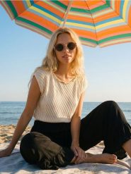 Swetrowa bluzka z ozdobnym dekoltem - kremowy. Białe bluzki damskie Sinsay, l, bez wzorów, bez kołnierzyka, bez ramiączek. Za 59.99 zł.