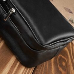 Abruzzo Saszetka męska skórzana na ramię torba czarna pojemna ABR-01. Czarne saszetki męskie Abruzzo, bez wzorów, na ramię. Za 218.18 zł.