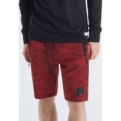 Szorty camo o kroju jogger - Czerwony. Szorty męskie marki Cropp. Za 79.99 zł.