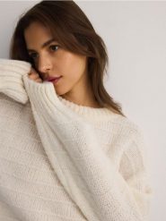 Sweter z luźnym splotem - kremowy. Białe swetry damskie Reserved, l, bez wzorów, z dzianiny, bez kołnierzyka, bez ramiączek, bez kaptura. W wyprzedaży za 59.99 zł.