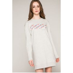 Tommy Jeans - Sukienka. Sukienki damskie marki Tommy Jeans. W wyprzedaży za 269.90 zł.