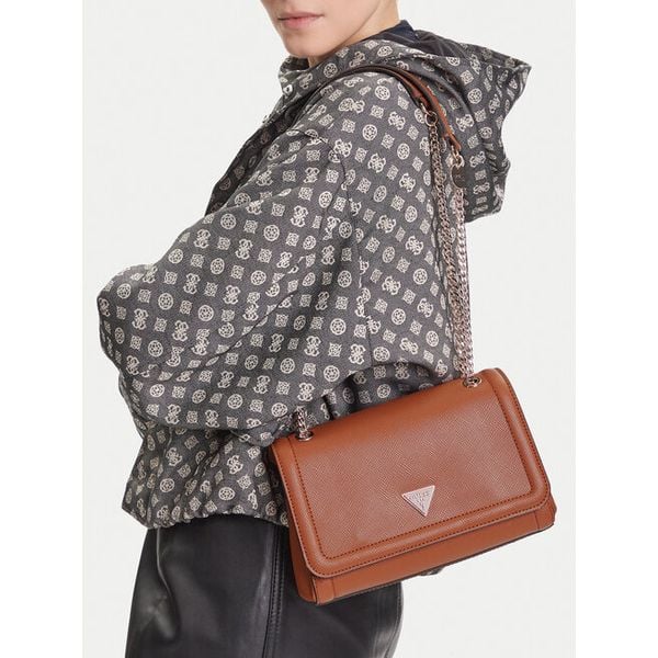 Torebka Guess. Brązowe torebki do ręki damskie Guess, z aplikacjami, klasyczne, bez dodatków. Za 303.99 zł.
