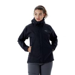 Kurtka przeciwdeszczowa damska Rab Downpour Eco Jacket z kapturem. Czarne kurtki sportowe damskie RAB, bez wzorów, z kapturem, trekkingowe. Za 533.48 zł.