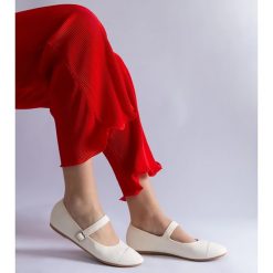 Białe balerinki o matowym wykończeniu zapinane na sprzączkę. Białe baleriny damskie bez wzorów, ze skóry, eleganckie, bez obcasa. Za 73.74 zł.