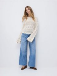 Ażurowy sweter z bawełną - kremowy. Białe swetry damskie Reserved, l, w ażurowe wzory, z bawełny, bez kołnierzyka, bez ramiączek, bez kaptura. Za 129.99 zł.