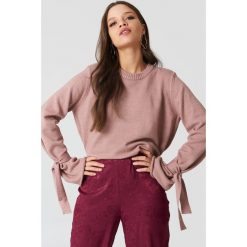 NA-KD Sweter z dzianiny z wiązanym rękawem - Pink. Swetry damskie marki NA-KD. Za 121.95 zł.