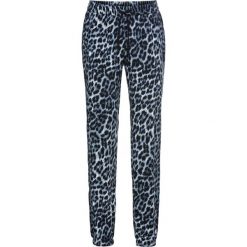 Spodnie w cętki leoparda bonprix niebieski w cętki leoparda. Spodnie materiałowe damskie marki bonprix. Za 44.99 zł.