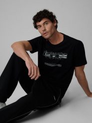 4F T-shirt regular z nadrukiem męski - czarny S. Czarne koszulki sportowe męskie 4f, m, bez wzorów, z bawełny, klasyczne, bez kołnierzyka. Za 69.99 zł.