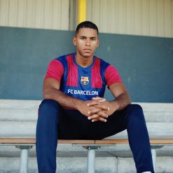 Koszulka piłkarska dla dorosłych FC Barcelona Home 23/24. Niebieskie koszulki sportowe męskie FC Barcelona, m, bez wzorów, z poliesteru, bez kołnierzyka, bez ramiączek, do piłki nożnej. Za 184.99 zł.