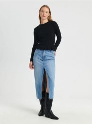 Sweter w prążki - czarny. Czarne swetry damskie Sinsay, l, bez wzorów, z dzianiny, bez kołnierzyka, bez ramiączek, bez kaptura. Za 69.99 zł.