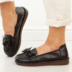 Czarne skórzane półbuty damskie Cambell 15312. Czarne mokasyny damskie Cambell, na jesień, bez wzorów, z jeansu, eleganckie, z okrągłym noskiem, bez obcasa, na płaskiej podeszwie, bez zapięcia. Za 219.00 zł.