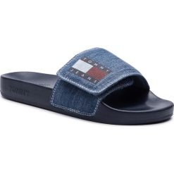 Klapki TOMMY JEANS - Denim Pool Slide EN0EN00596 Denim 404. Niebieskie sandały damskie marki Tommy Jeans, bez wzorów, z denimu. Za 199.00 zł.