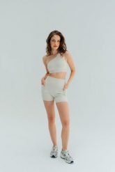 Szorty damskie do jogi Moonholi Glam z kieszeniami. Białe szorty sportowe damskie MOONHOLI, l, bez wzorów, ze skóry, sportowe, z podwyższonym stanem, na fitness i siłownię. Za 169.00 zł.
