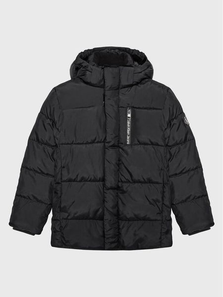 Calvin Klein Jeans Kurtka zimowa Essential IB0IB01276 Czarny Regular Fit. Czarne buty zimowe chłopięce Calvin Klein Jeans, na zimę, bez wzorów, z jeansu, bez kaptura. Za 359.99 zł.