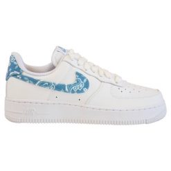 Buty sportowe damskie Nike Air Force 1 '07 ESSENTIAL. Białe obuwie sportowe damskie Nike, bez wzorów, do biegania, Nike Air Force. Za 649.00 zł.