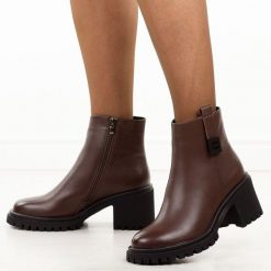Brązowe skórzane botki damskie na traperze Cambell 29312. Brązowe botki damskie Cambell, na jesień, z jeansu, eleganckie, z okrągłym noskiem, bez obcasa, na obcasie, bez zapięcia. Za 359.00 zł.