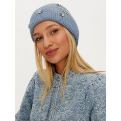 Czapka Guess. Niebieskie czapki i kapelusze damskie Guess, na zimę, z aplikacjami. Za 239.99 zł.
