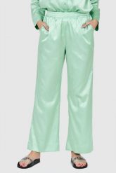 JUICY COUTURE Zielone satynowe spodnie piżamowe w logo. Zielone piżamy damskie Juicy Couture, s, bez wzorów, z satyny, bez ramiączek. W wyprzedaży za 199.99 zł.
