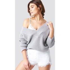 Pamela x NA-KD Sweter V-Neck Knitted - Grey. Szare swetry damskie Pamela x NA-KD, z dekoltem na plecach. Za 121.95 zł.