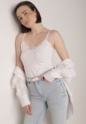 Biały Bawełniany Top na Ramiączkach z Ozdobną Koronką przy Dekolcie Berlisa. Białe bluzki damskie Born2be, m, bez wzorów, z bawełny, eleganckie, bez kołnierzyka, bez ramiączek. Za 29.99 zł.