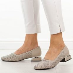 Taupe ażurowe skórzane czółenka damskie Vinceza 99203. Szare czółenka damskie VINCEZA, w ażurowe wzory, z jeansu, eleganckie, bez obcasa, na obcasie, bez zapięcia. Za 239.00 zł.