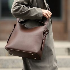 Shopperka Solier FL44 Elara c. brązowa. Brązowe torby na ramię damskie Solier, bez wzorów, ze skóry, biznesowe, bez dodatków. Za 329.00 zł.