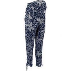 Elastyczne spodnie ciążowe bonprix ciemnoniebiesko-biały z nadrukiem. Spodnie materiałowe damskie marki bonprix. Za 59.99 zł.