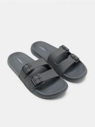 Klapki z podwójnym paskiem i klamrami - szary. Szare klapki męskie Sinsay. Za 29.99 zł.