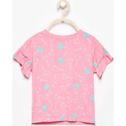 T-shirt z falbankami przy rękawach - Różowy. T-shirty damskie marki bonprix. Za 14.99 zł.