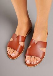 Brązowe Klapki z Cholewką Zdobioną Wycięciami Cenitta. Brązowe klapki damskie Born2be, z aplikacjami, bez obcasa, na obcasie. Za 54.99 zł.