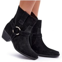 Botki Z Naturalnego Zamszu Na Obcasie Zazoo 3444/2 Czarne. Czarne botki damskie eleganckie, bez obcasa, na obcasie, bez zapięcia. Za 655.57 zł.