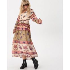 Wzorzysta sukienka maxi z paskiem - Wielobarwny. Sukienki damskie House, l, bez wzorów, bez kołnierzyka, bez ramiączek, maxi. Za 149.99 zł.