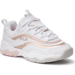 Sneakersy FILA - Ray F Low Wmn 1010613.03B White/Spanish Villa. Białe półbuty damskie Fila, bez wzorów, z materiału, bez obcasa, na płaskiej podeszwie, bez zapięcia. W wyprzedaży za 389.00 zł.
