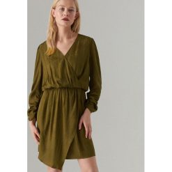Kopertowa sukienka - Brązowy. Sukienki damskie Mohito. Za 169.99 zł.