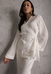 Biała Wiskozowa Bluzka z Kopertowym Dekoltem i Wiązaniem z Boku Velarila. Białe bluzki damskie Renee, l, bez wzorów, z materiału, bez kołnierzyka, bez ramiączek. Za 129.99 zł.