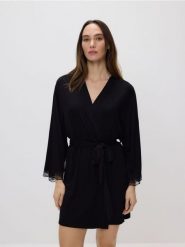 Szlafrok z koronką - czarny. Czarne szlafroki damskie Reserved, l, bez wzorów, z koronki, bez ramiączek, bez kaptura. Za 119.99 zł.