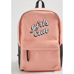 Plecak z napisem Girls can - Różowy. Czerwone plecaki damskie Sinsay, bez wzorów. W wyprzedaży za 29.99 zł.
