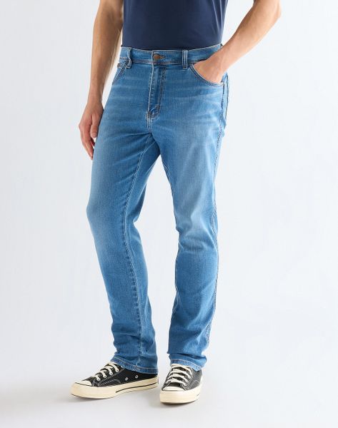 MĘSKIE SPODNIE WRANGLER TEXAS SLIM LIGHT VISUAL 112378817. Spodnie materiałowe męskie Wrangler, l, bez wzorów, z jeansu. Za 229.99 zł.