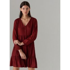Sukienka oversize z długimi rękawami - Bordowy. Czerwone sukienki damskie Mohito, bez wzorów, bez kołnierzyka, bez ramiączek, oversize. W wyprzedaży za 59.99 zł.