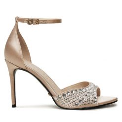 Sandały Guess. Brązowe sandały damskie Guess, z aplikacjami, bez obcasa, na szpilce, bez zapięcia. Za 569.99 zł.