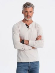 Męski longsleeve z guzikami przy dekolcie - jasnobeżowy V6. Brązowe bluzki z długim rękawem męskie Ombre Clothing, m, z aplikacjami, z bawełny, casualowe, bez kołnierzyka. W wyprzedaży za 89.99 zł.