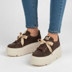Sneakersy damskie Karino, cholewka ze skóry naturalnej welurowej platformowa podeszwa dekoracyjne wiązanie stabilna konstrukcja zapewniająca komfort. Brązowe półbuty damskie Karino, bez wzorów, ze skóry, bez obcasa, bez zapięcia. Za 639.00 zł.