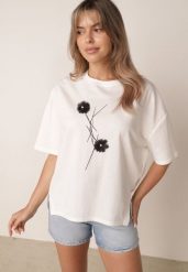 Biały T-shirt z Wiskozy z Perełkami i Kwiatami 3D Rossalie. Białe bluzki damskie Born2be, l, bez wzorów, z jeansu, bez kołnierzyka. Za 79.99 zł.