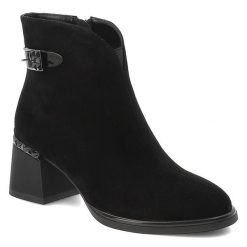 Botki damskie D&A o eleganckim fasonie z zamszową cholewką ozdobną klamrą i stabilnym obcasem typu słupek czarne, CR62-3190 Black. Czarne kozaki damskie S.BARSKI, z zamszu, bez obcasa, na słupku. Za 479.00 zł.