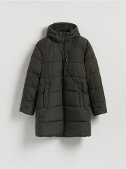 Pikowany płaszcz z kapturem - ciemnozielony. Zielone płaszcze męskie Reserved, l, bez wzorów, z tkaniny, długie, z kapturem. Za 329.99 zł.
