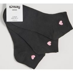 Skarpetki z haftowanym sercem - Czarny. Czarne skarpety damskie Sinsay, bez wzorów. Za 9.99 zł.