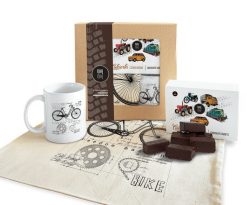 Rower — paczka (Zawartość paczki: koszulka - torba - kubek - słodycze; Rozmiar koszulki / bluzy: 5XL (męska); Kolor koszulki / bluzy: biały; Rodzaj na. Białe bluzy męskie nikiniki, m, bez wzorów, z bawełny, bez kaptura. Za 179.00 zł.