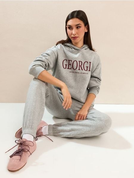 Spodnie jogger fleece z nadrukiem - szary. Szare spodnie materiałowe damskie Sinsay, l, bez wzorów. Za 29.99 zł.